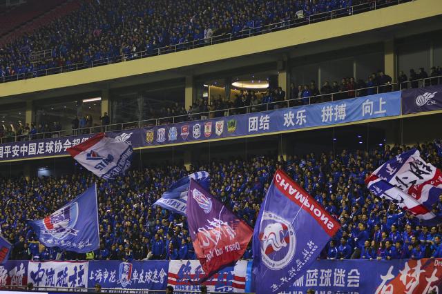 鲁能主场迎战申花,青岛球迷热情助威 鲁能主场迎战申花,青岛球迷热情助威