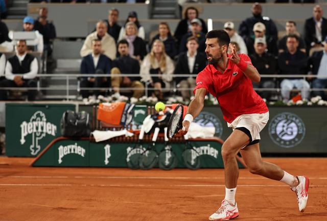 塞尔维亚选手在网球比赛中夺冠