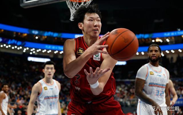 半决赛决战即将打响战术对抗充满悬念的简单介绍