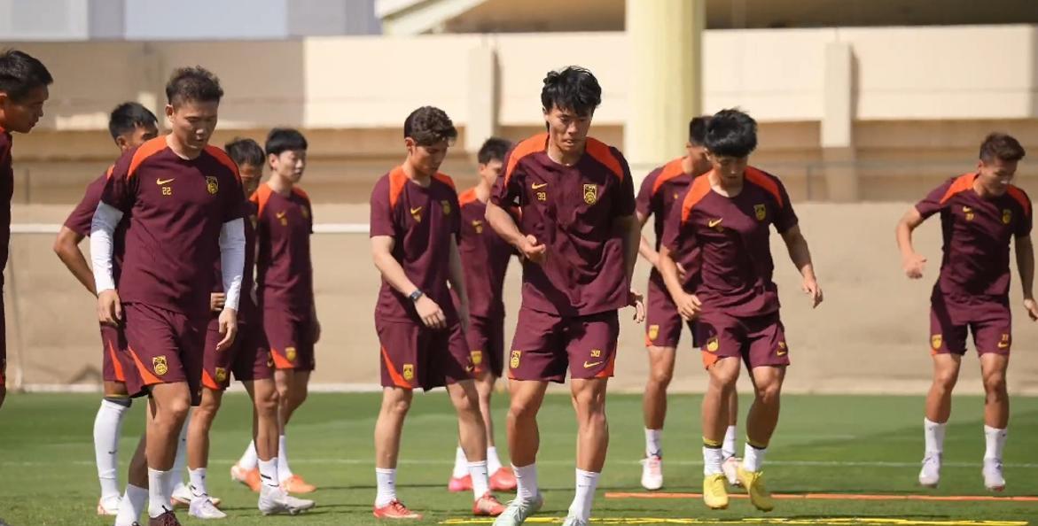 开云体育app-选手全力拼搏球场上激烈比拼胜负难分