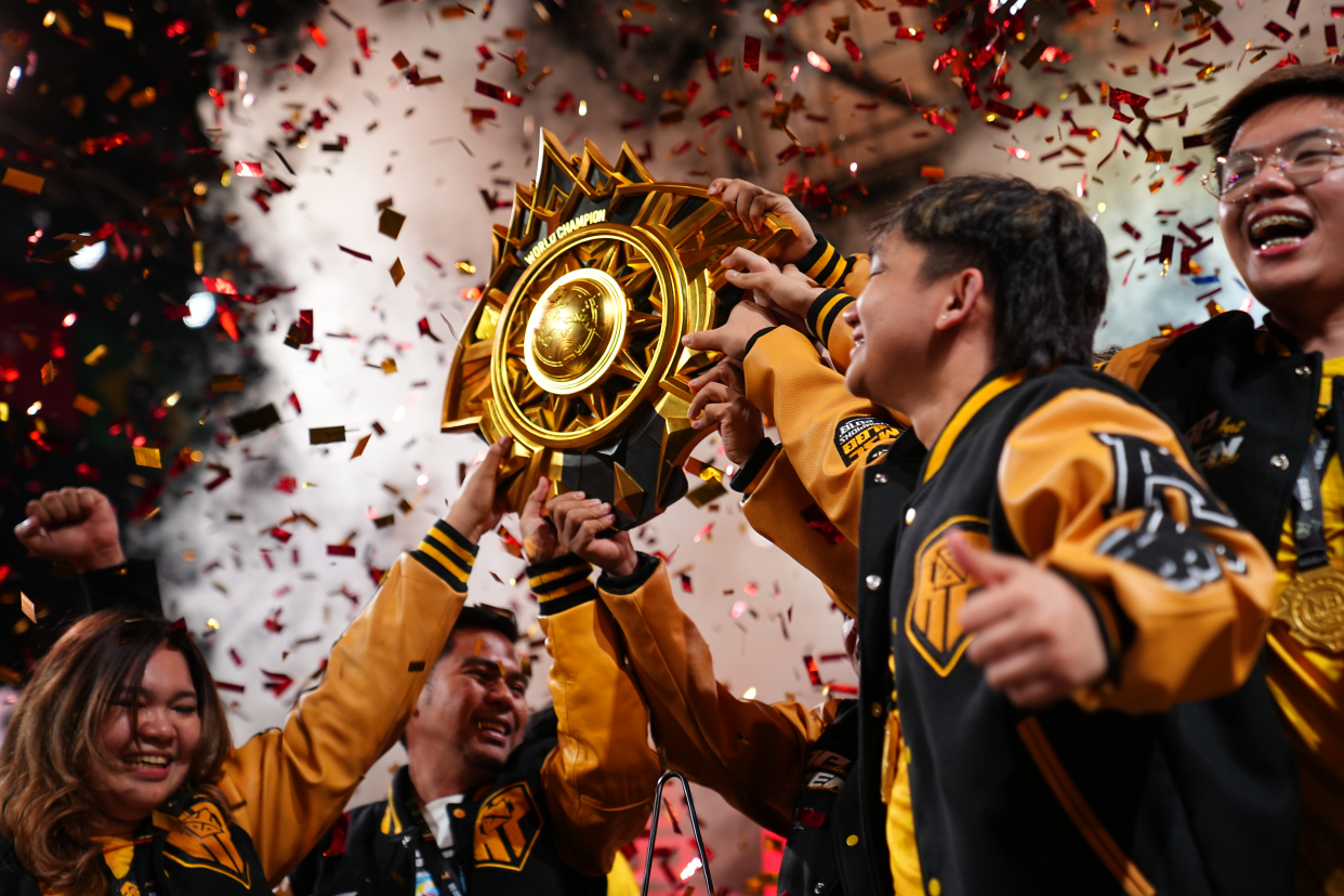 选手全力拼搏球场上激烈比拼胜负难分