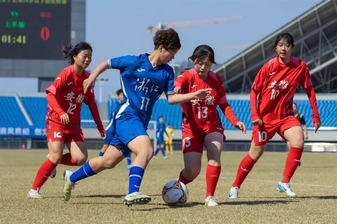 开云平台-激烈比拼：女足队员奋勇抗敌