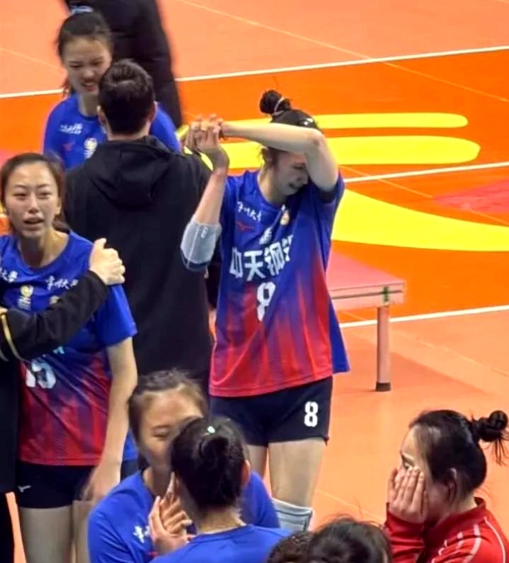 比赛结束后球队庆祝的场面感人至深 比赛结束后球队庆祝的场面感人至深