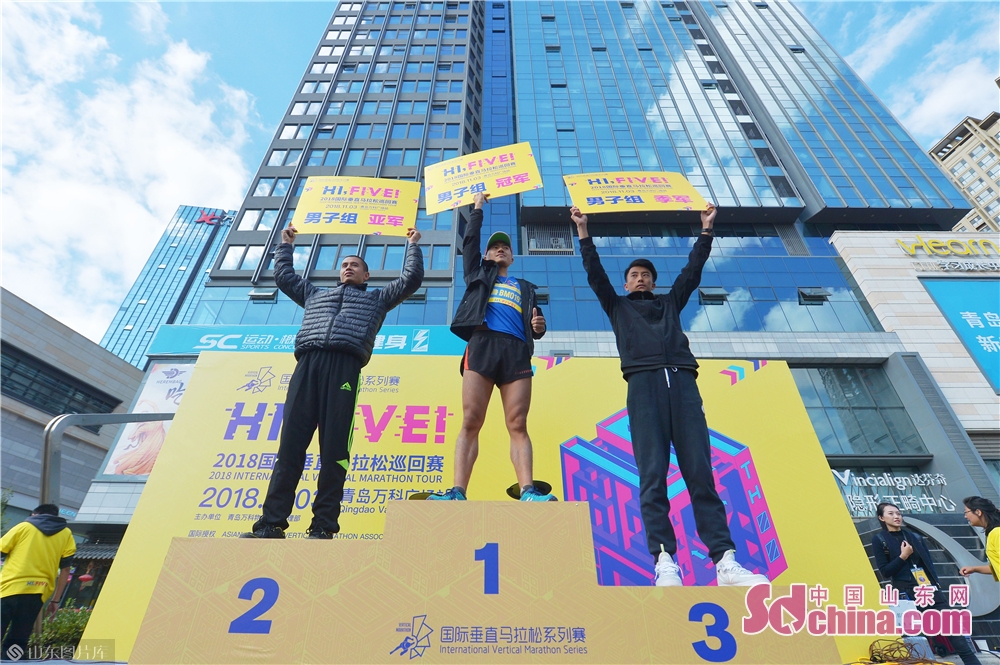 危地马拉体操选手登上领奖台 危地马拉体操选手登上领奖台