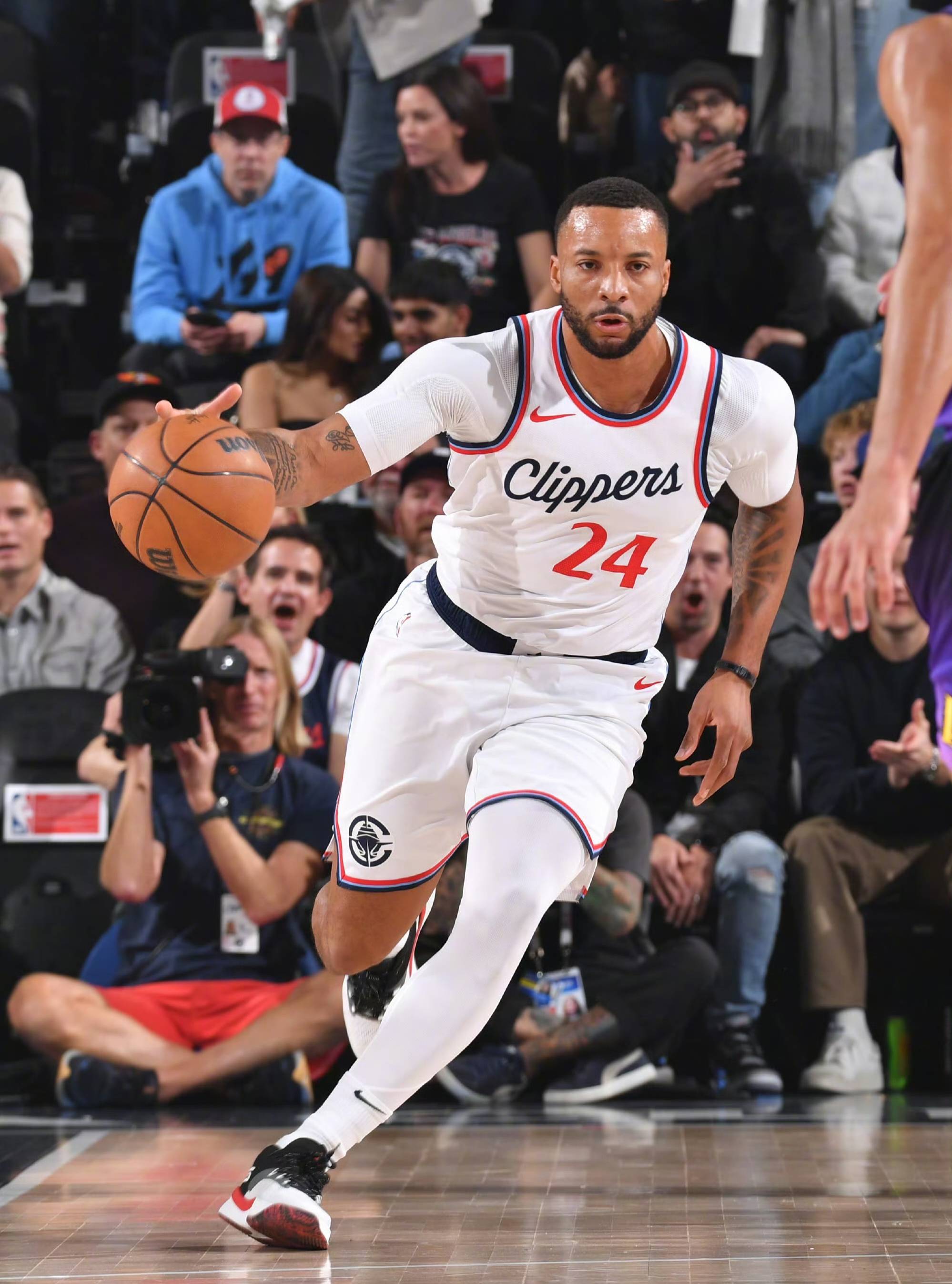 快船防守强化取得连胜,球队士气高涨 快船防守强化取得连胜,球队士气高涨