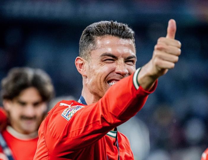 葡萄牙青年队夺冠，赛后欢呼庆祝胜利