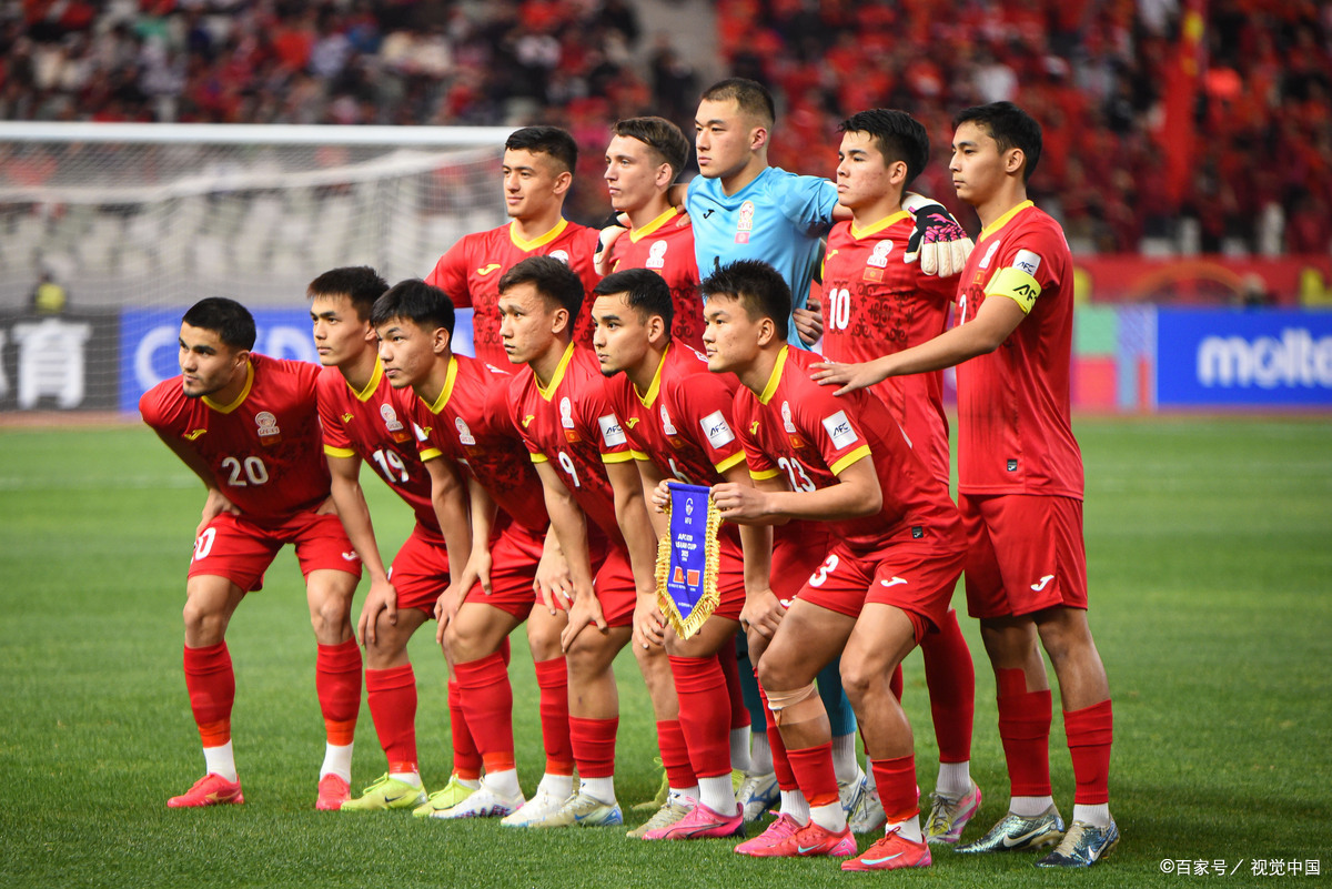 国内足球职业赛事精彩一幕：全队奋勇拼搏取胜的简单介绍