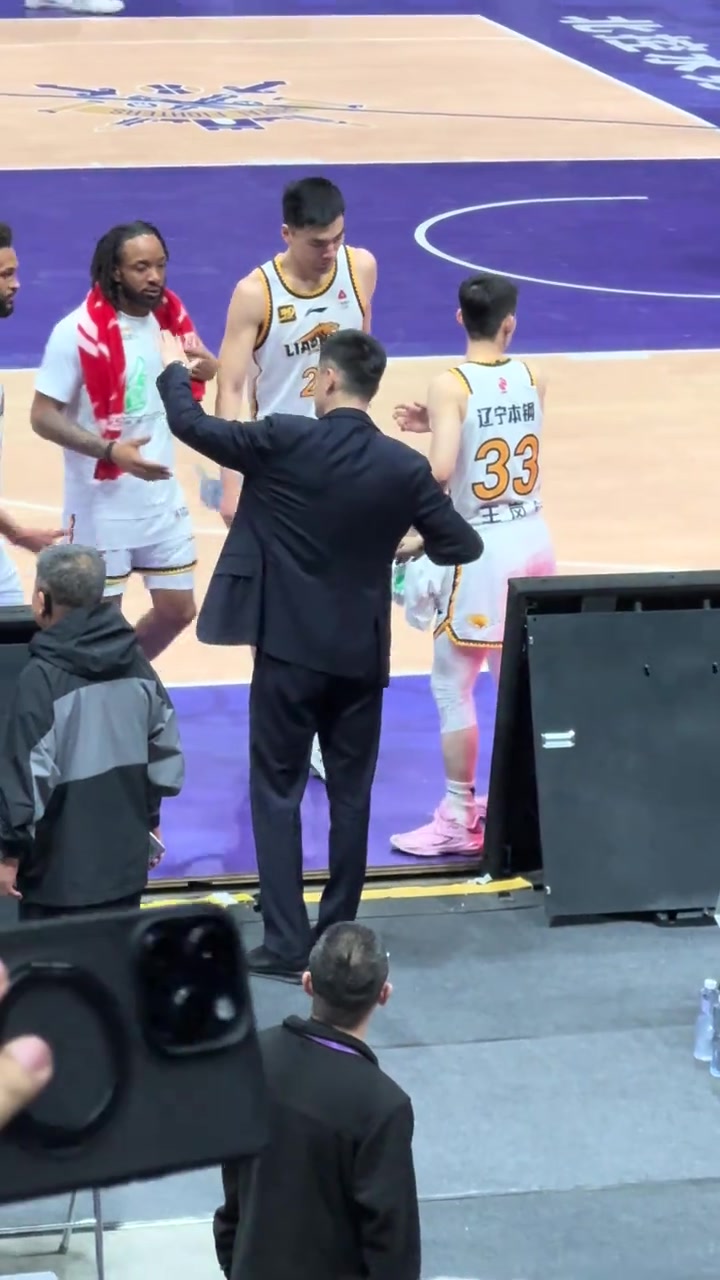 北京男篮战胜辽宁队，收获关键胜利