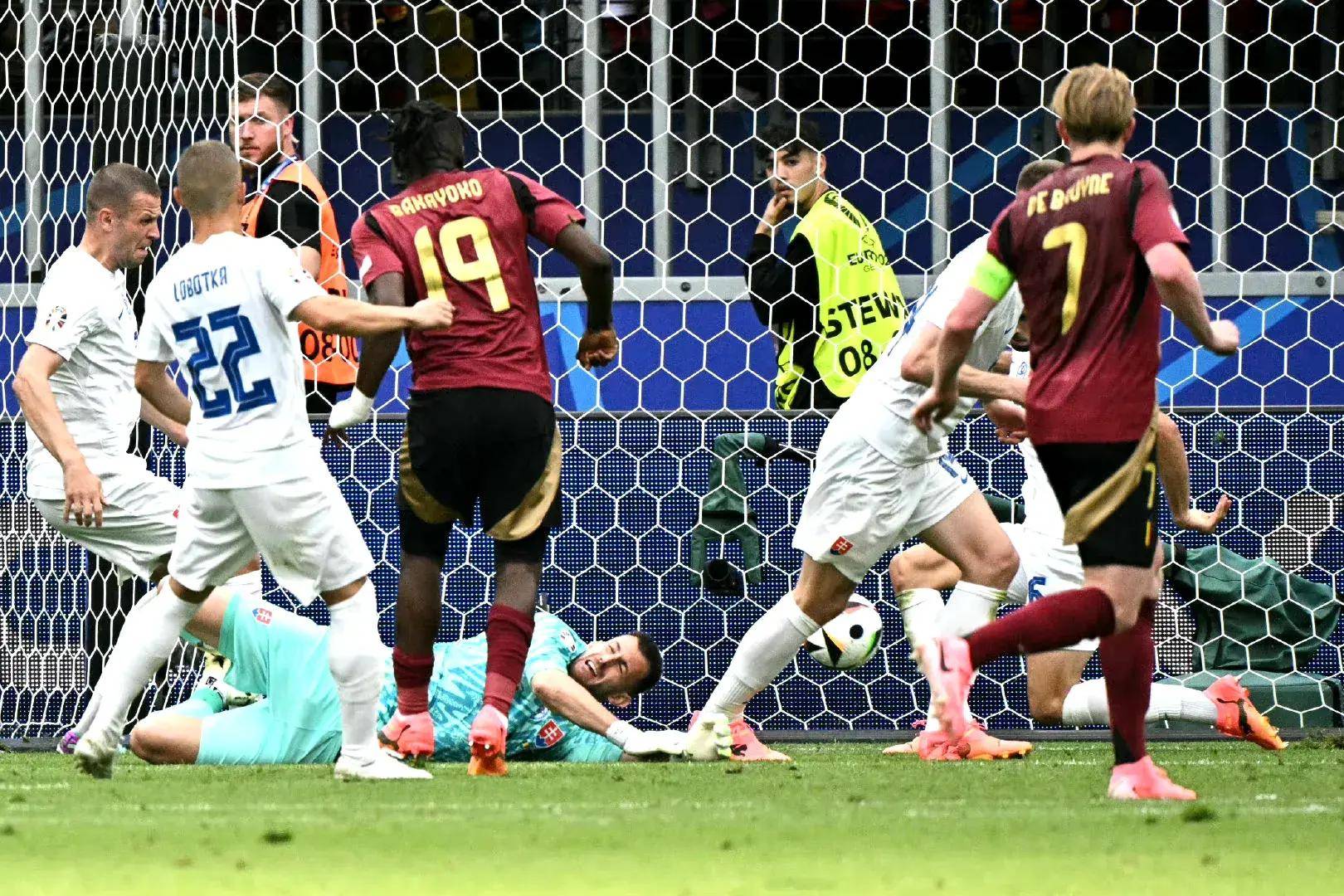 斯洛伐克队在比赛中遭遇惨败 斯洛伐克队在比赛中遭遇惨败