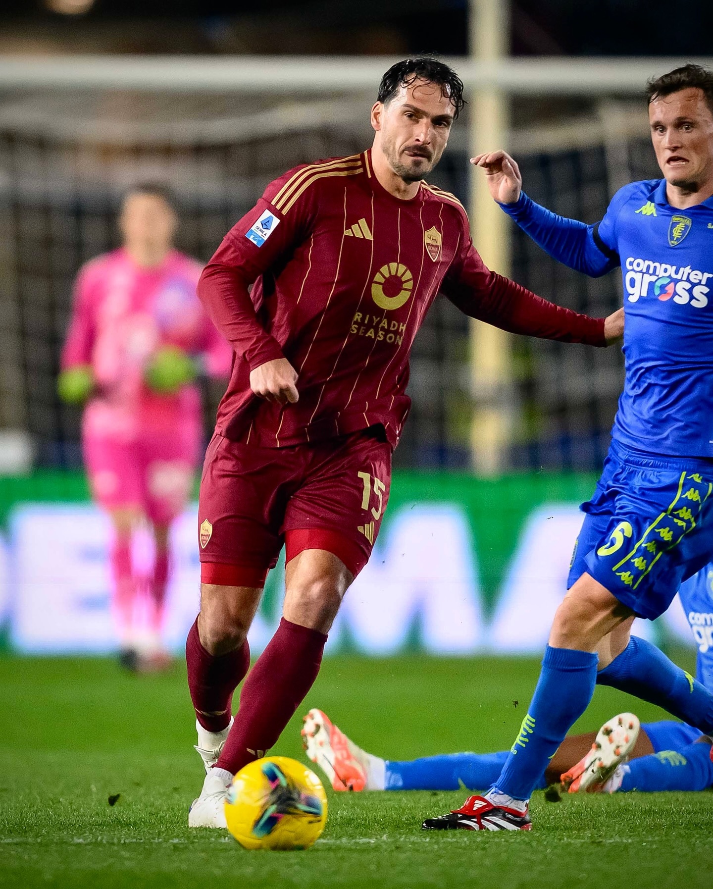 意甲比赛场面惊险,球迷尖叫连连 意甲比赛场面惊险,球迷尖叫连连