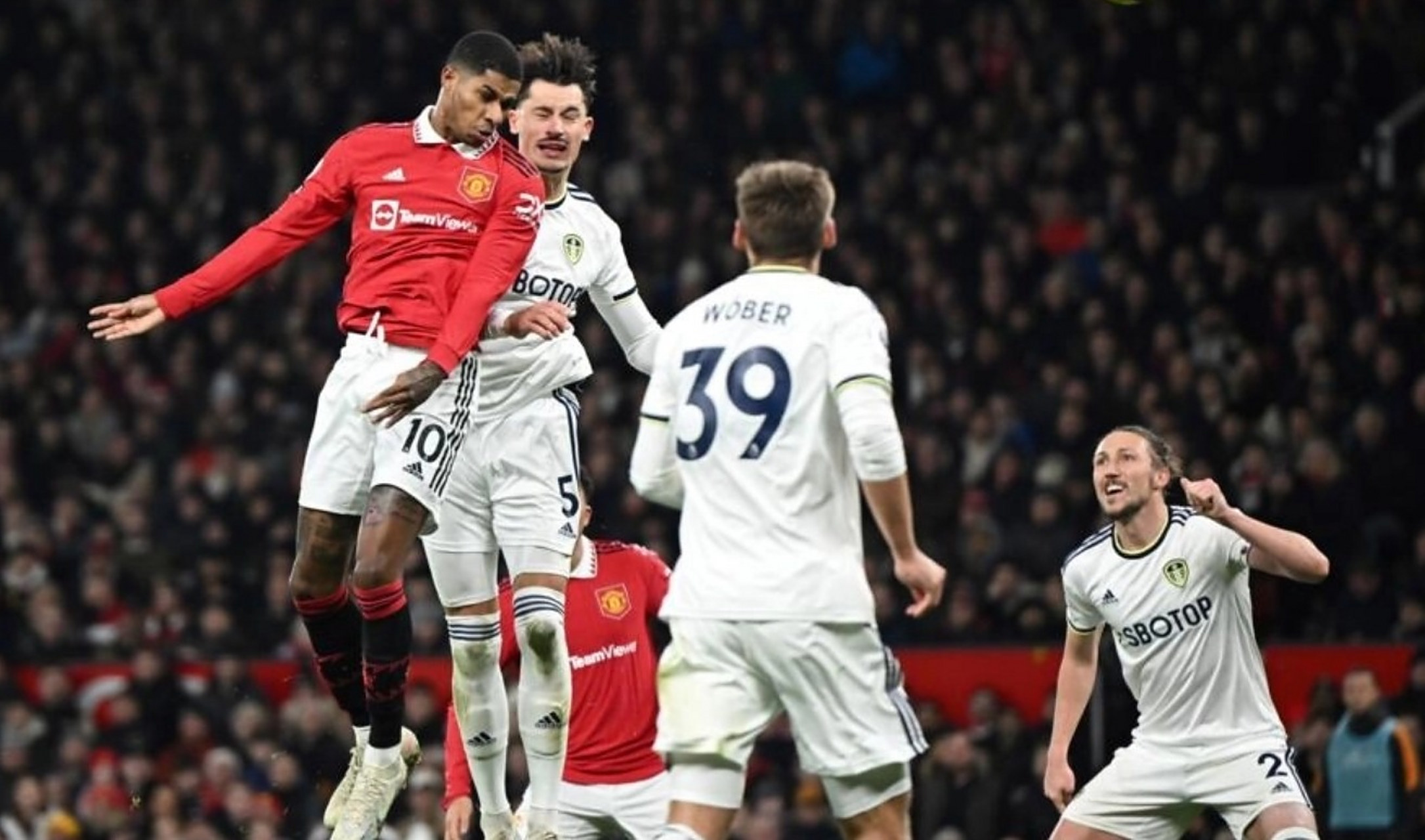 利兹联主场逼平对手,稳固榜首位置 利兹联主场逼平对手,稳固榜首位置