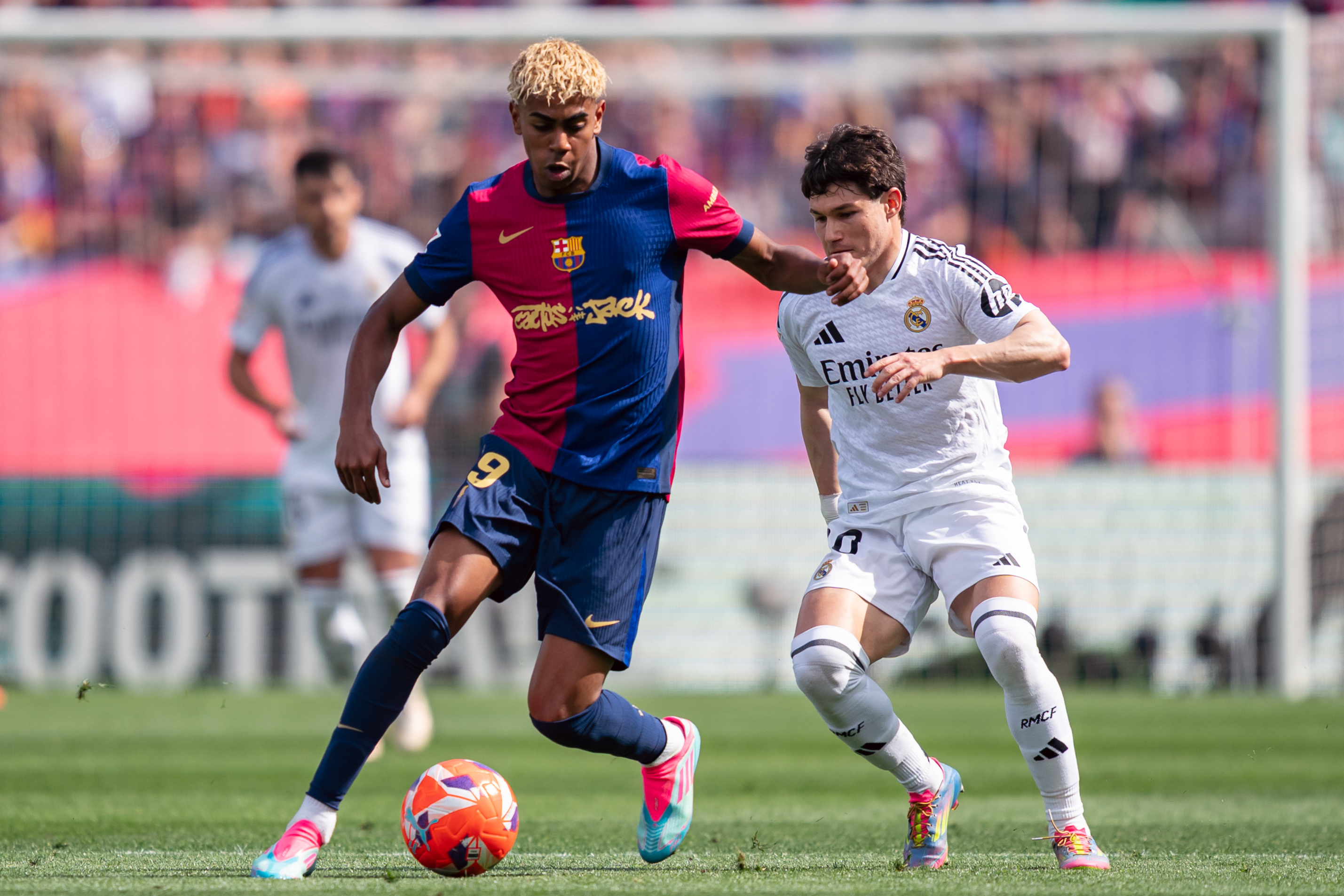 皇马逆袭夺冠,斩获西甲联赛桂冠 皇马逆袭夺冠,斩获西甲联赛桂冠