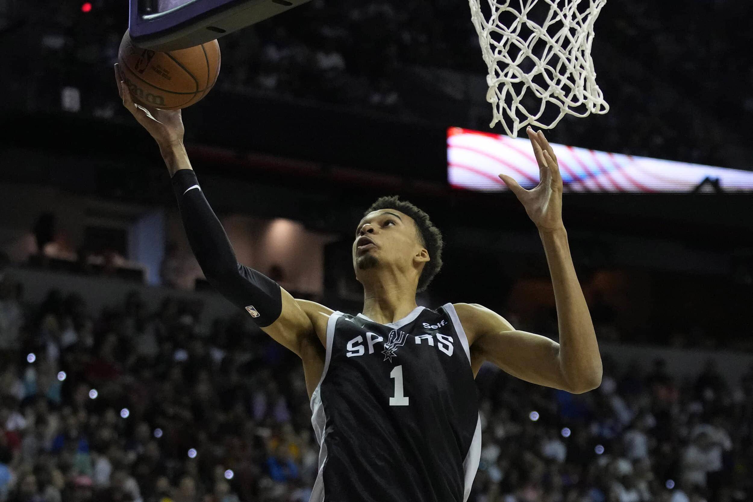 国王惊险胜马刺，晋级季后赛