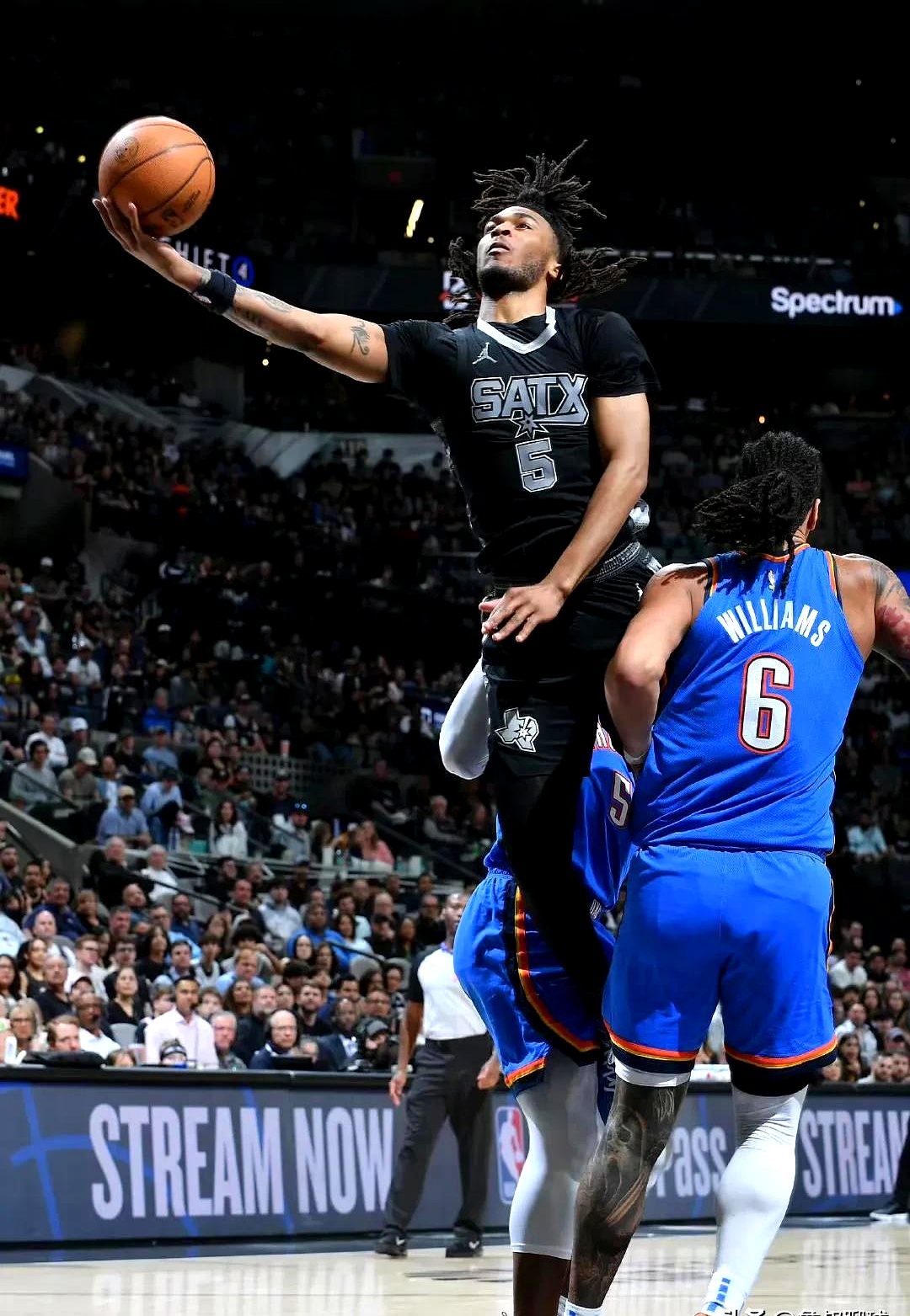 雷霆逆转马刺拒绝连败