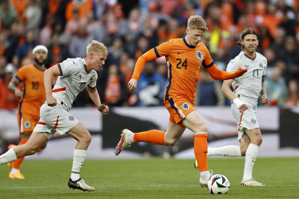 冰岛足球队在关键战役中夺冠